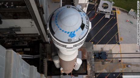 O foguete Atlas V da United Launch Alliance com a nave espacial Boeings CST-100 Starliner a bordo está sendo transportado da instalação de integração vertical para a plataforma de lançamento no complexo espacial 41 antes da missão Orbital Flight Test-2 (OFT-2), segunda-feira, 2 de agosto de 2021 na Estação da Força Espacial do Cabo Canaveral, Flórida. 