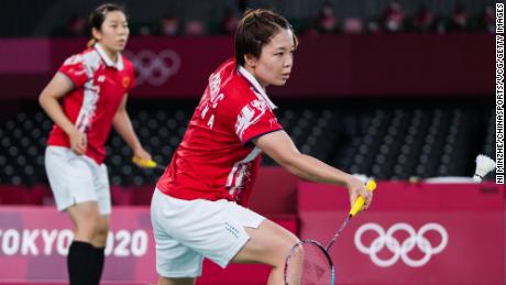 Chen Qingchen e Jia Yifan da China competem contra Graysia Polii e Apriyani Rahayu da Indonésia em uma luta pela medalha de ouro feminina no Dia 10 dos Jogos Olímpicos de Tóquio em 2020.