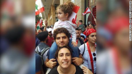A filha de três anos de Paul e Tracy Naggear, Alexandra, foi morta quando a força de uma explosão no porto de Beirute a jogou em um cômodo de sua casa, esmagando seu crânio.   