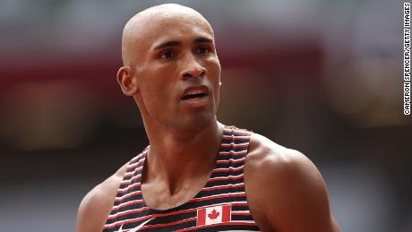 Warner reage no decatlo masculino dos 100 metros no dia 12 das Olimpíadas de Tóquio em 2020.
