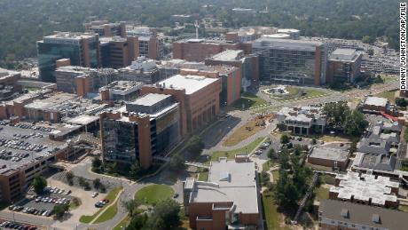 Este hospital de Arkansas tem tão poucas enfermeiras durante o último crescimento da Covid-19 que oferece um bônus de assinatura de US $ 25.000
