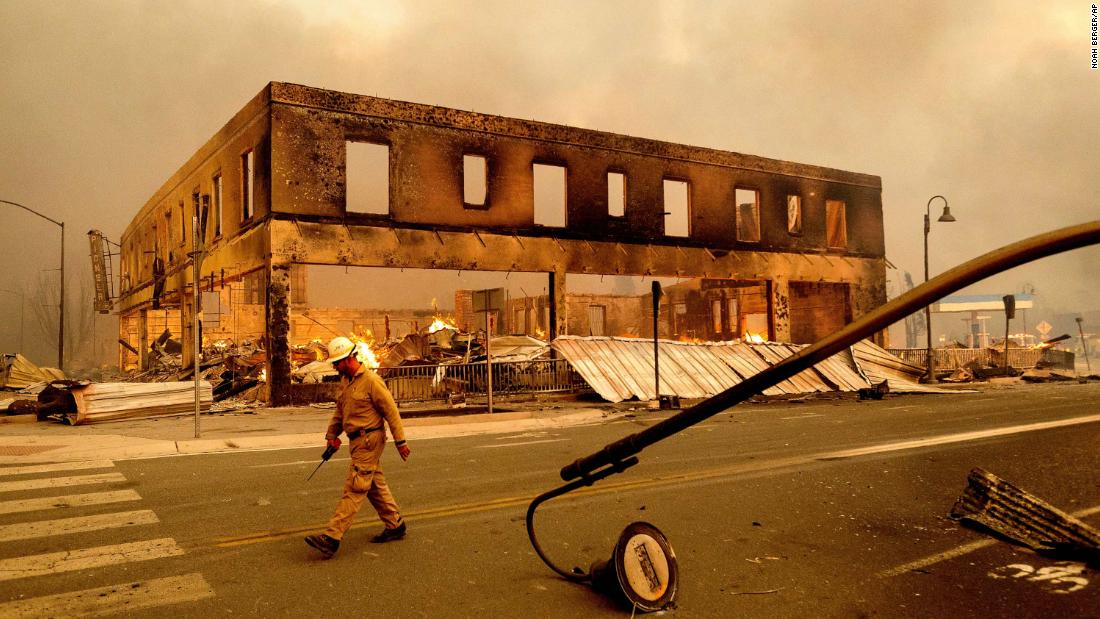 El jefe de operaciones Jay Walter pasa por el histórico Sierra Lodge mientras el Dixie Fire arde a través de Greenville, California, en Agosto 4. El incendio arrasó varios edificios históricos y docenas de casas en el centro de Greenville..