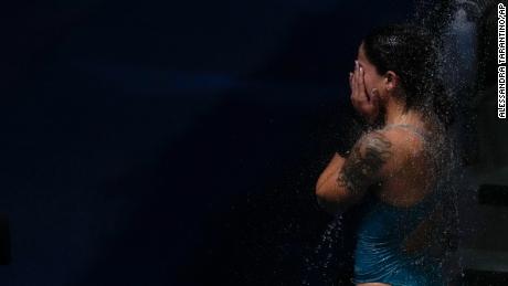A brasileira Ingrid Oliveira toma banho depois de competir nas eliminatórias femininas na plataforma de 10m nas Olimpíadas de Tóquio, em 4 de agosto.
