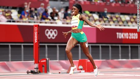 Thompson-Herah comemora a medalha de ouro na final dos 200m femininos no dia 3 de agosto em Tóquio. 