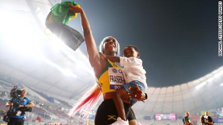 Shelly-Ann Fraser-Pryce, da Jamaica, comemora seu incrível retorno à pista com seu filho Zyon, após vencer a Final dos 100m Femininos no Campeonato Mundial de Atletismo de 2019 em Doha.
