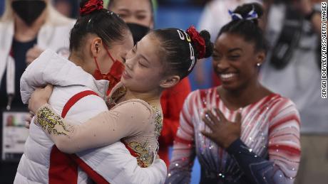As ginastas chinesas Tang Xijing e Guan Chenchen e a ginasta americana Simone Biles comemoram após a final do equilíbrio feminino nas Olimpíadas de Tóquio, em 3 de agosto. 