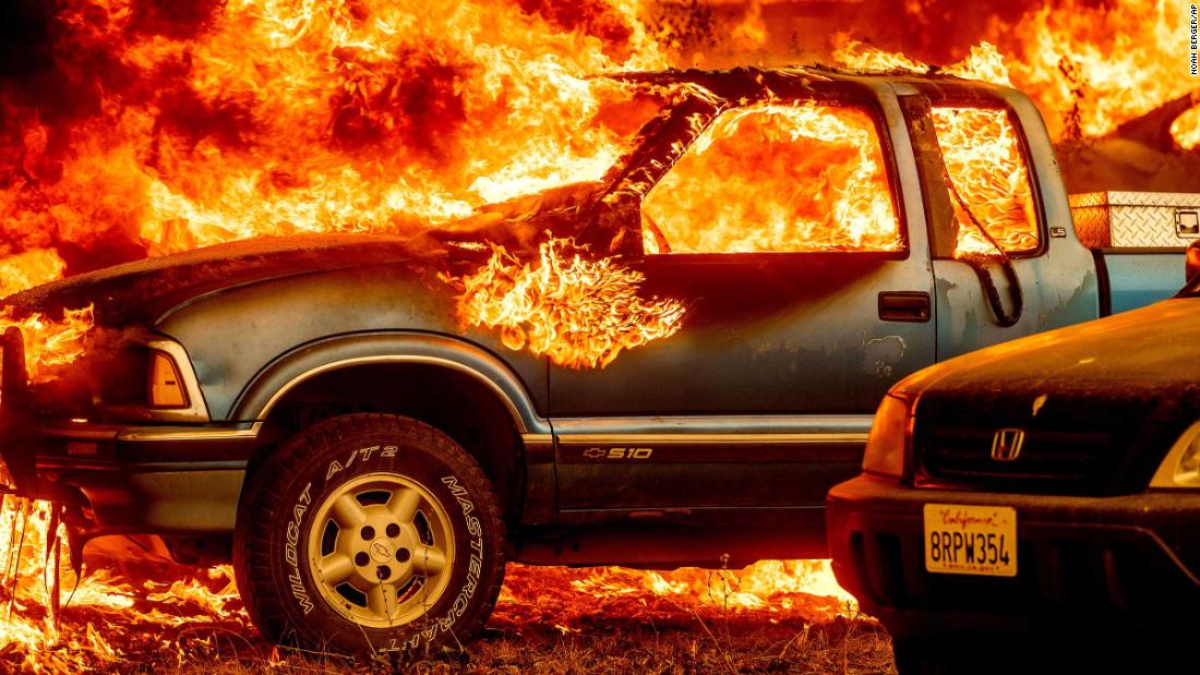 Las llamas del Dixie Fire consumen una camioneta en la autopista 89, al sur de Greenville, California, en Agosto 5.