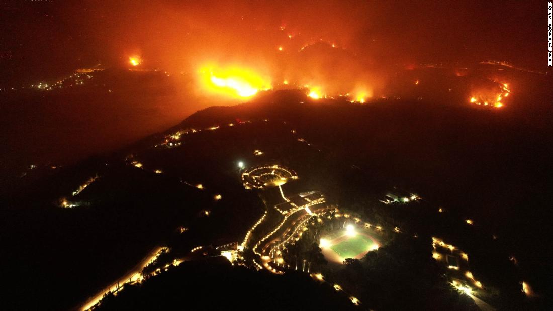 A wildfire approaches the Olympic Academy in Olympia, Grecia, en Agosto 4.