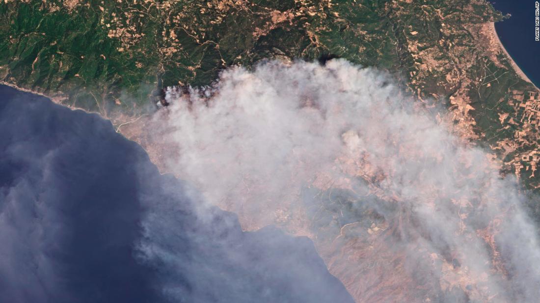 A satellite photo shows smoke rising from fires on the island of Evia, 希腊, 在八月 5.
