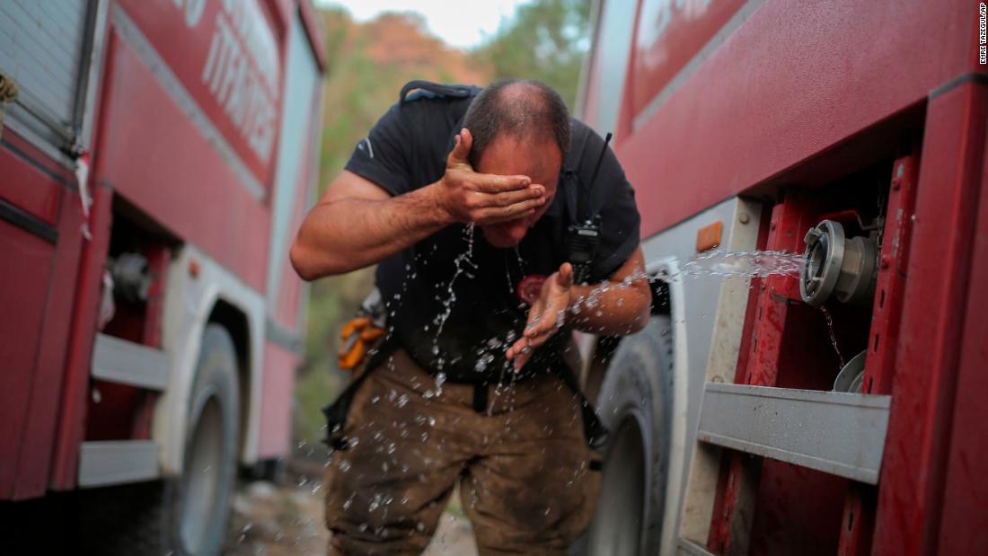 A firefighter washes his face in the Milas area of Mugla, 火鸡, 在八月 7.
