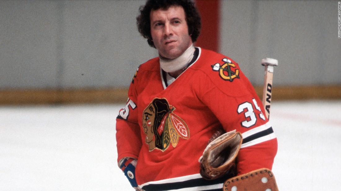 Hall of Fame hockey player &lt;a href =&quot;https://www.cnn.com/2021/08/10/us/nhl-tony-esposito-obit/index.html&quot; target =&quot;_空欄&amquotot;&gt;Tony Esposito&alt;lt;/A&gt; died August 10 after a battle with pancreatic cancer, according to a statement from the Chicago Blackhawks. 彼がいた 78. Esposito was a six-time NHL All-Star, including five straight seasons between 1970 and 1974. He won the Vezina Trophy as the top goaltender in the league three times -- 1970, 1972 そして 1974 -- and was named the NHL&#39;s top rookie in 1970.