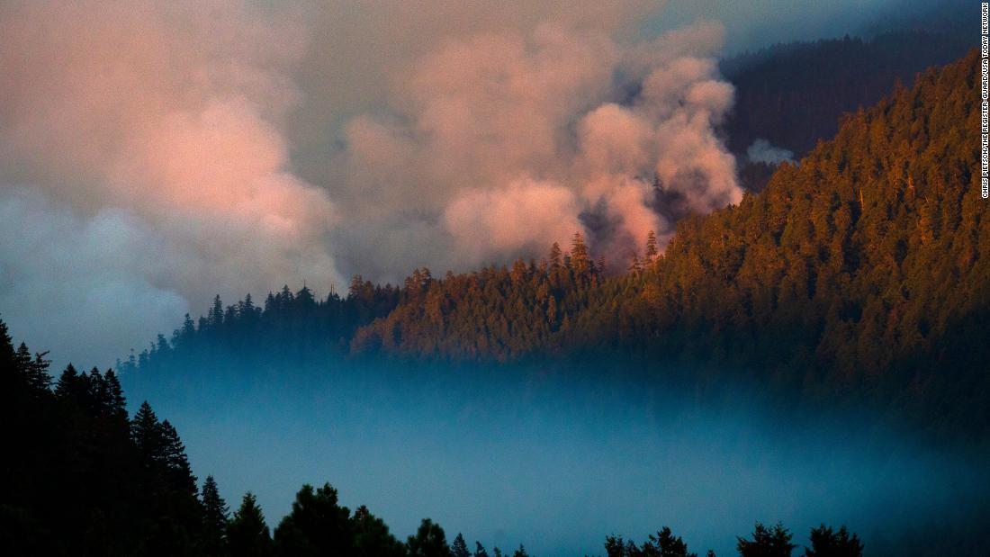 Smoke plumes rise from the Kwis Fire near Eugene, Oregon, op Augustus 10.