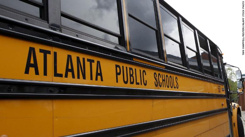 アトランタの母親は、黒人の生徒が人種に基づいて小学校のクラスに割り当てられたと主張している