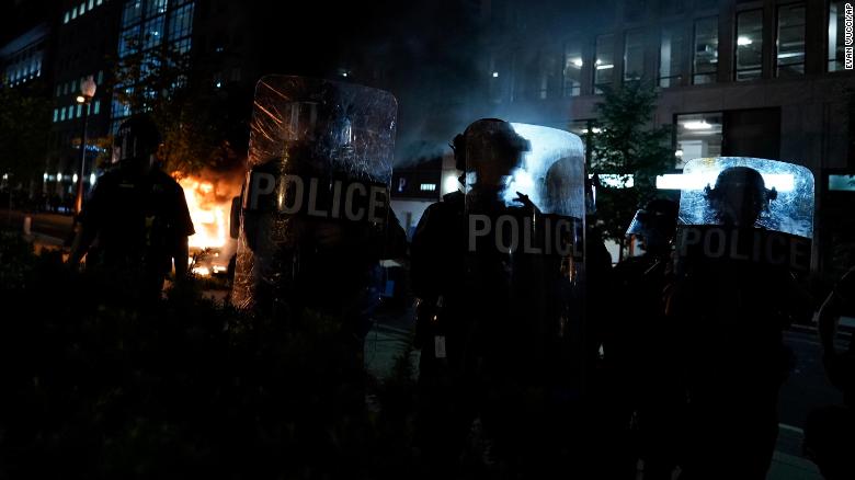 ACLU는 600을 고소, 화학 자극제 사용에 대한 경찰, 인종 정의 시위에서 수류탄 기절