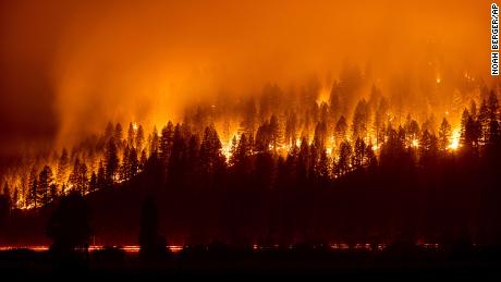Tripulações estão lutando contra incêndios ocidentais que causaram milhares de evacuações
