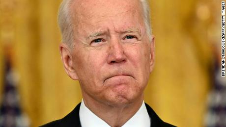 O governo de Biden envolveu-se na transferência de culpa interna em meio ao caos no Afeganistão