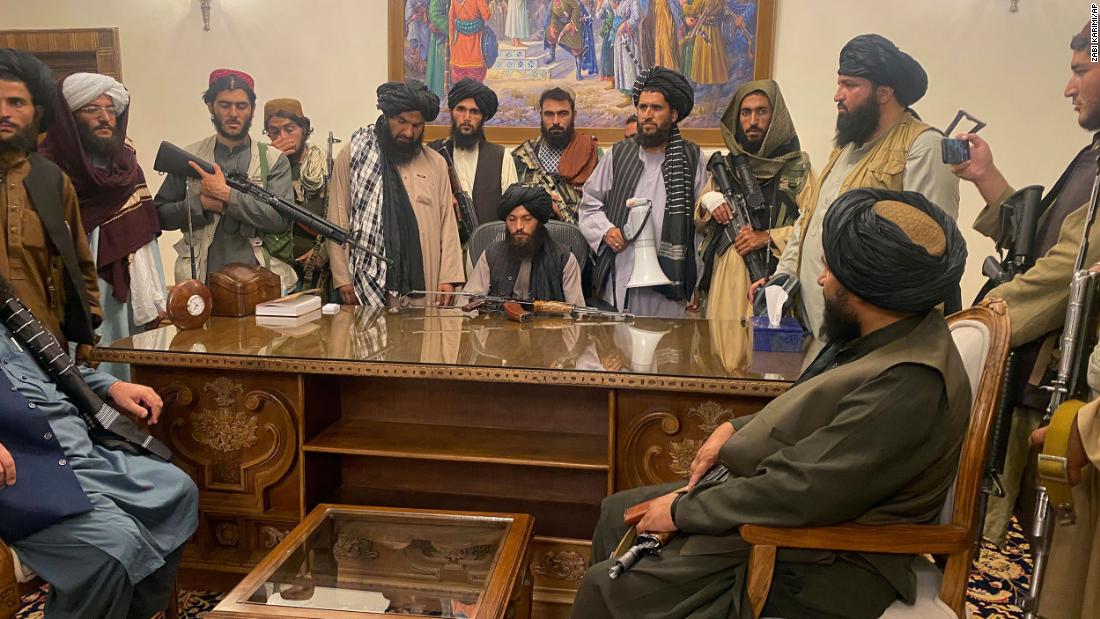 Taliban fighters sit inside the presidential palace in Kabul on August 15. The palace was &lt;a href =&quot;https://www.cnn.com/2021/08/15/politics/biden-administration-taliban-kabul-afghanistan/index.html&quot; 目标=&quot;_空白&amp报价t;&gt;handed over to the Taliban&ltp;lt;/一个gtmp;gt; after being vacated hours earlier by Afghan government officials.