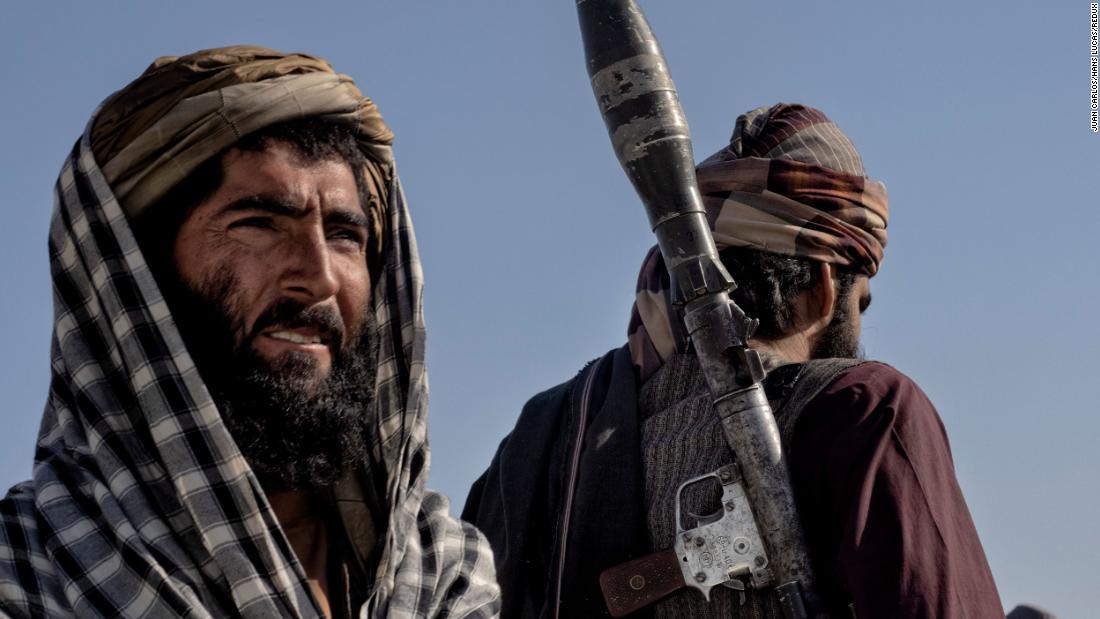 Taliban fighters are seen in Kandahar, 阿富汗, 在八月 14. The Taliban had seized Kandahar, the country&#39;s second-largest city, and a number of other provincial capitals. Kandahar, which lies in the south of the country, had been besieged by the Taliban for weeks. Many observers &lt;a href =&quot;https://www.cnn.com/world/live-news/afghanistan-taliban-us-troops-intl-08-13-21/index.html&quot; 目标=&quot;_空白&amp报价t;&gt;considered its fall as the beginning of the end&ltp;lt;/一个gtmp;gt; 为国家&#39;s government.