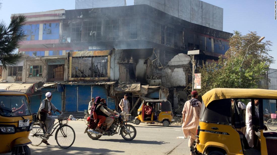 Shops in Kunduz, 阿富汗, are damaged after fighting between Taliban militants and Afghan military forces on August 8. Kunduz was &lt;a href =&quot;https://www.cnn.com/2021/08/08/asia/afghanistan-taliban-kunduz-intl/index.html&quot; 目标=&quot;_空白&amp报价t;&gt;the first major city to fall to the Taliban&ltp;lt;/一个gtmp;gt; since they began their offensive in May.