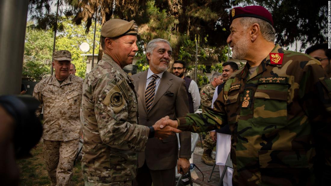 US Gen. Austin S. Miller, 剩下, greets Gen. Bismillah Khan Mohammadi, 阿富汗&#39;s defense minister, during a change-of-command ceremony in Kabul on July 12. Miller, the top American general in Afghanistan, was stepping down, a symbolic moment as the United States neared the end of its &lt;a href =&quot;http://www.cnn.com/2021/04/14/middleeast/gallery/afghanistan-war/index.html&quot; 目标=&quot;_空白&amp报价t;&gt;20-year-old war in the country.&ltp;lt;/一个gtmp;gt;