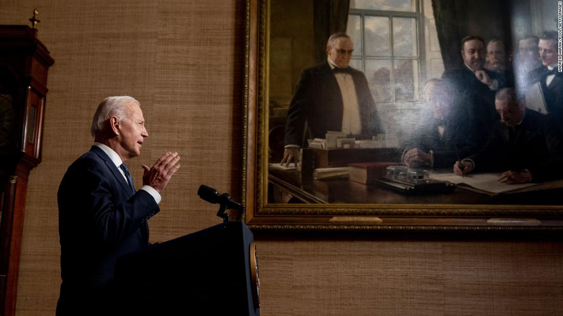 US President Joe Biden, speaking from the White House Treaty Room on April 14, &lt;a href =&quot;https://www.cnn.com/2021/04/14/middleeast/gallery/afghanistan-war/index.html&quot; target =&quot;_공백&quot;&gt;formally announces his decision to withdraw American troops from Afghanistan&alt;lt;/ㅏ&amgtgt; before September 11. &quot;I am now the fourth American president to preside over an American troop presence in Afghanistan. Two Republicans. Two Democrats,&quot; 바이든이 말했다. &quot;I will not pass this responsibility 인용 fifth.&quot; 