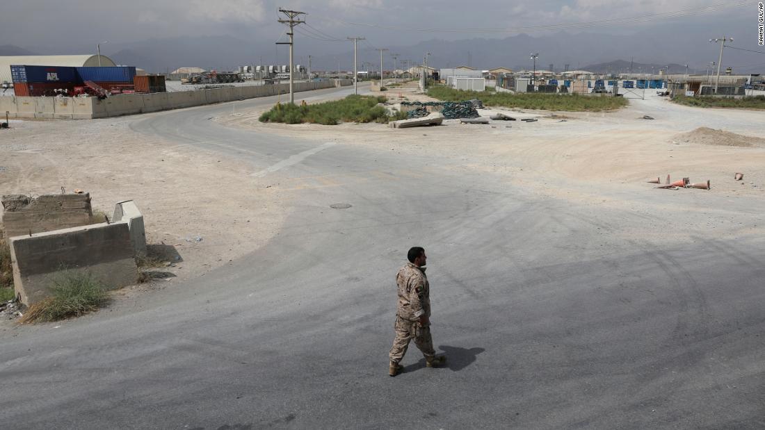 A member of Afghanistan&#39;s security forces walks at Bagram Air Base on July 5 after the last American troops &lt;a href =&quot;https://www.cnn.com/2021/07/01/politics/us-military-bagram-airfield-afghanistan/index.html&quot; 目标=&quot;_空白&amp报价t;&gt;departed the compound.&ltp;lt;/一个gtmp;gt; It marked the end of the American presence at a sprawling compound that became the center of military power in Afghanistan.