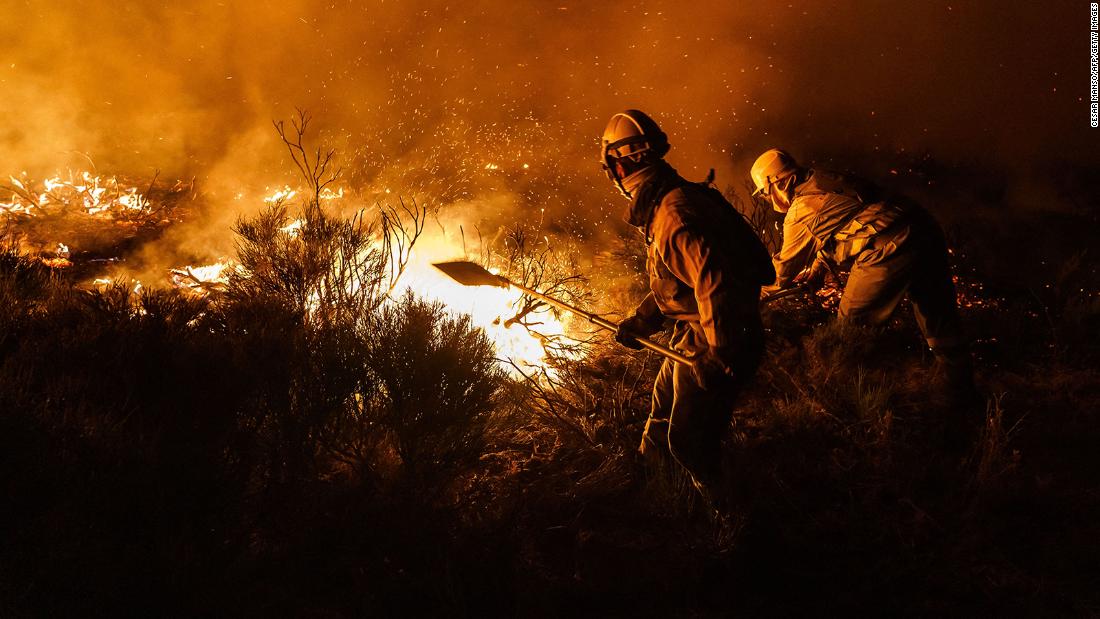 Firefighters battle a wildfire near Avila, 西班牙, 在八月 16.