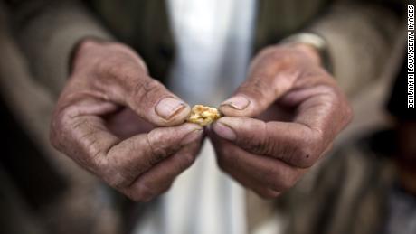O afegão guarda uma pequena peça de ouro, encontrada no local de uma planejada mina Qara Zaghan em 2011.