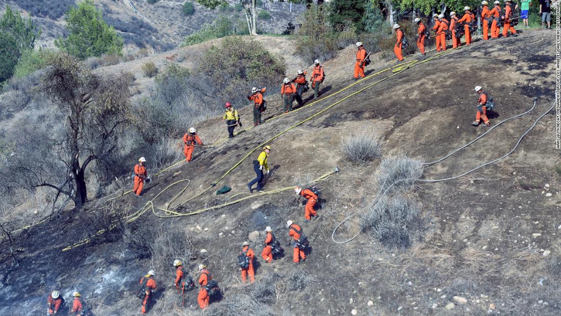 Crews battle a fire in Newhall, 加利福尼亚州, 在八月 12.