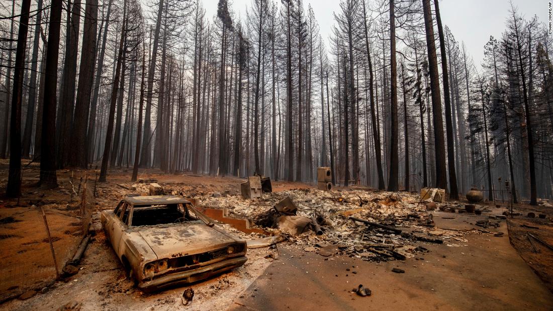 La propiedad destruida se ve en agosto 17 después de que el Fuego Caldor pasara por Grizzly Flats, California.