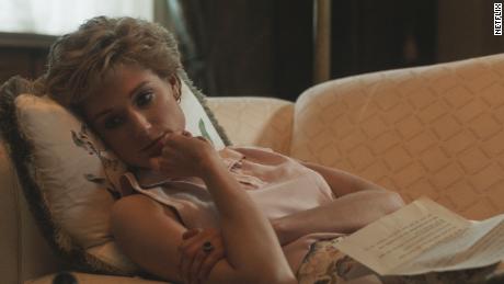 Elizabeth Debicki as Princess Diana in Netflix&#39;s &quot;The Crown.&cotización;