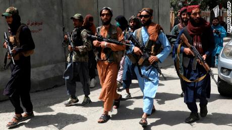 Combatentes do Taleban patrulham Cabul na quarta-feira.