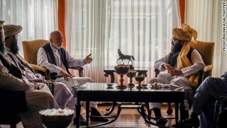 O ex-presidente afegão Hamid Karzaj (à esquerda) encontra o negociador do Taleban Anas Haqqani, à direita, em 18 de agosto.  O Taleban afirma que existe uma anistia pública para todos os ex-funcionários e funcionários do governo.  Portanto, ninguém deve sair do país.