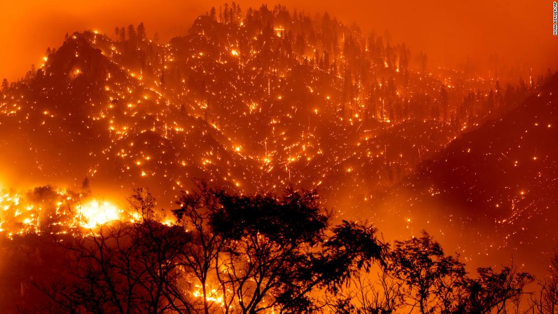 在这张长时间曝光的照片中, embers light up hillsides as the Dixie Fire burns near Milford, 加利福尼亚州, 在八月 17.