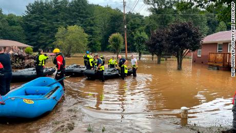 As autoridades disseram que dezenas de operações de resgate foram realizadas depois que os restos da tempestade tropical Fred choveram nas montanhas da Carolina do Norte. 