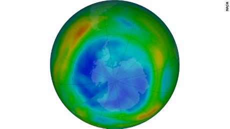Imagem simulada de ozônio sobre o Pólo Antártico.  Violeta e azul mostram onde há menos ozônio, enquanto amarelos e vermelhos significam que há mais. 