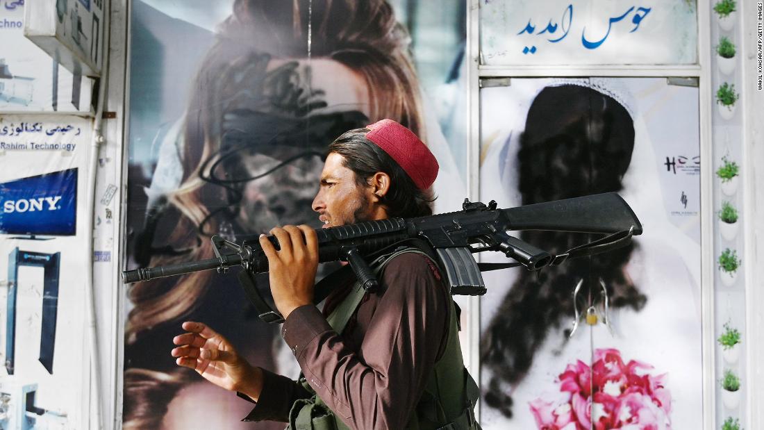 A Taliban fighter walks past a beauty salon in Kabul where images of women had been defaced by spray paint. As news broke that the Taliban had captured Kabul, some images of uncovered women &lt;a href =&quot;https://www.cnn.com/2021/08/16/middleeast/kabul-streets-taliban-regime-intl/index.html&quot; target =&quot;_공백&am인용ot;&gt;were painted over in the Afghan capital.ltmp;lt;/ㅏ&amgtgt; When the Taliban last ruled in Afghanistan, women were barred from public life and only allowed outside when escorted by men and dressed in burqas.