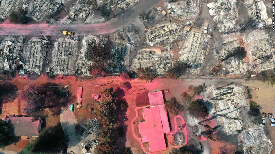 This aerial photo, taken on August 19, shows burned homes at the Creekside Mobile Home Park a day after they were destroyed by the Cache Fire in Clearlake, 加利福尼亚州.