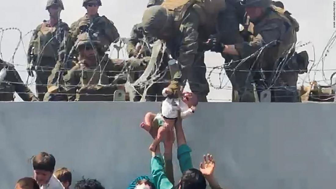 In this still image taken from &lt;a href=&quot;https://www.cnn.com/videos/world/2021/08/20/kth-kabul-airport-wall-baby-afghanistan-ac360-vpx.cnn&quot; target=&quot;_blank&quot;&gt;a video posted to social media,&lt;/a&gt; a baby is handed to American troops over the perimeter wall of the airport in Kabul on August 19. 할 수있다. James Stenger, a spokesman for the Marinesa href =lt;a href=httpsquot;https://www.nytimes.com/2021/08/20/world/asia/afghanistan-kabul-baby.html&target =t; target=_공백uot인용ank&quot;&gt;confirmed to The New ltrk Timeㅏ&amgtlt;/a&gt; that the baby received medical treatment and was reunited with their father at the airport.