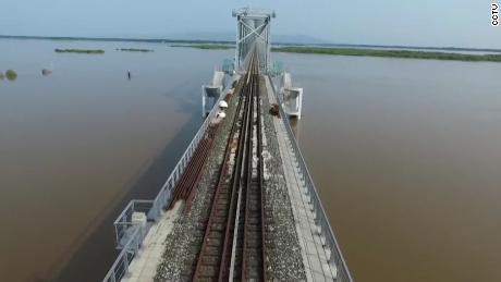 See the 2,000-meter-long railway bridge that links Russia and China (2021)