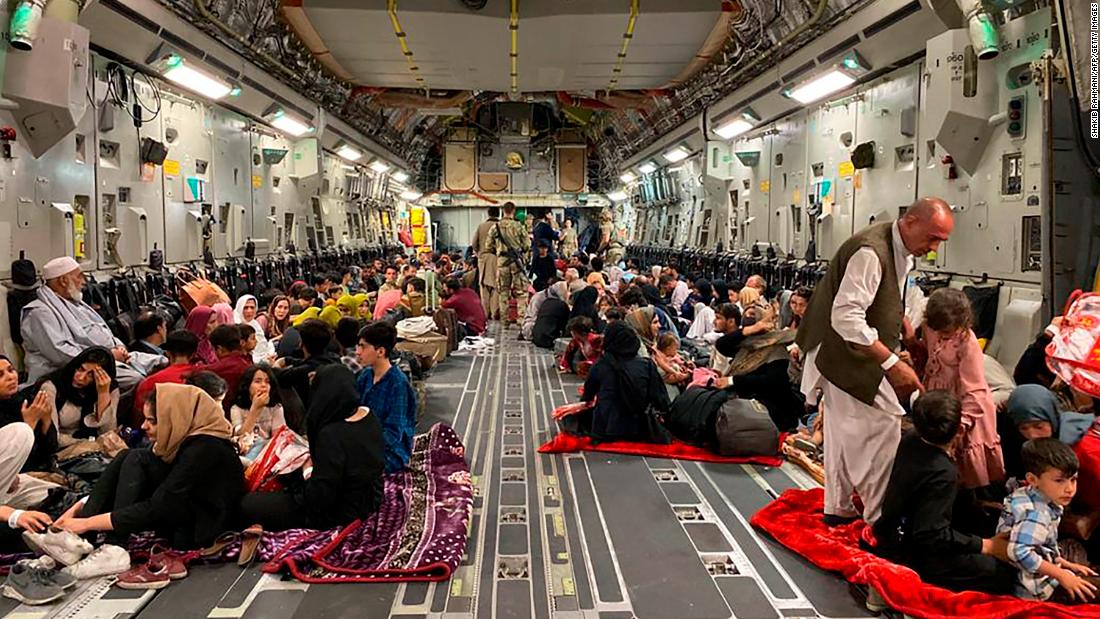 Afghans sit inside a US military aircraft to leave Kabul on August 19. The US Air Force &lt;a href =&quot;https://www.cnn.com/world/live-news/afghanistan-taliban-us-news-08-20-21/h_e066c6b39a904ab84d766a8f77176b1f&quot; 目标=&quot;_空白&amp报价t;&gt;evacuated approximately 3,000 people from Kabul&#39;s international airport that day,&ltp;lt;/一个gtmp;gt; 根据白宫官员的说法. 几乎 350 US citizens were among the evacuees, 这位官员说, with the others being family members of US citizens, Special Immigrant Visa applicants and their families, and other vulnerable Afghans. Some civilian charter flights had also departed the Kabul airport in the previous 24 小时.