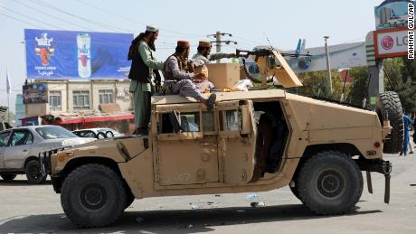 Combatientes talibanes montan guardia frente al Aeropuerto Internacional Hamid Karzai, en Kabul, Afganistán, el lunes 16 de agosto de 2021. 