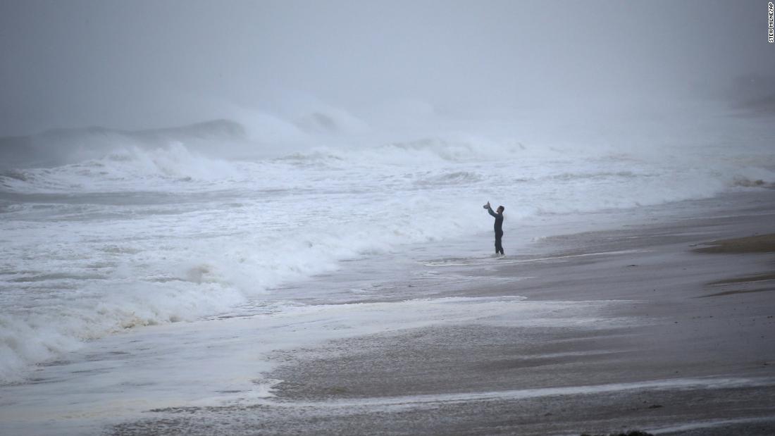 Matt Prue takes photos of waves in Westerly, 罗德岛, 在八月 22.