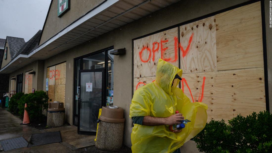 A man walks outside a convenience store in Montauk, on Long Island, 纽约, 在八月 22.