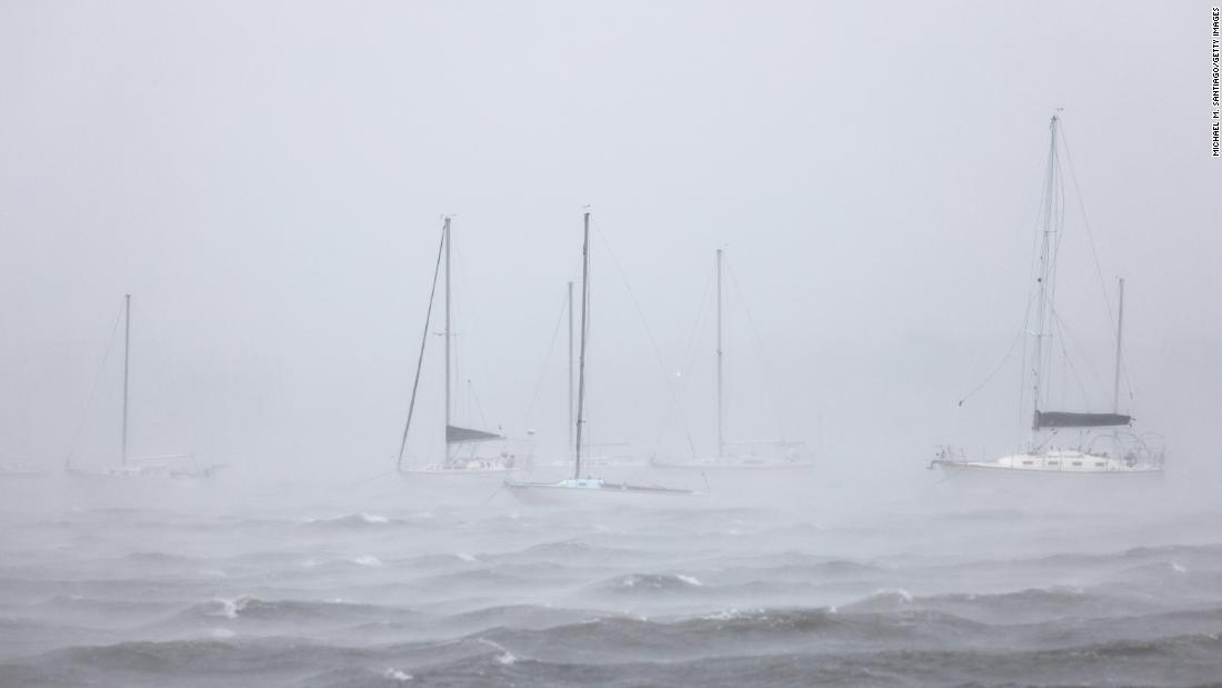 Docked boats are seen as Tropical Storm Henri prepares to make landfall on August 22 in New London, 康乃狄克州. 