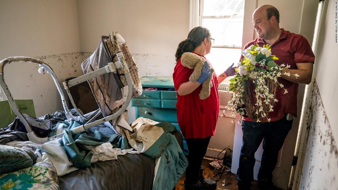 Anthony and Vanessa Yates find their wedding wreath in their flood-damaged home in Waverly, テネシー, 8月に 22. Vanessa was at home with her 4-month-old daughter when the floodwaters rapidly rose. They were rescued by Vanessa&#39;s brother-in-law, Alan Wallace, WHO &lt;a href =&quot;https://www.cnn.com/2021/08/24/us/tennessee-flooding-tuesday/index.html&quot; target =&quot;_空欄&amquotot;&gt;paddled his kayak&alt;lt;/A&gt; to their house.