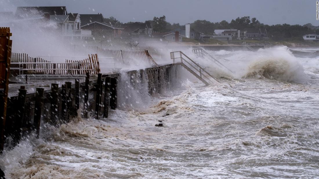 Waves pound a seawall in Montauk, 纽约, 在星期天, 八月 22.