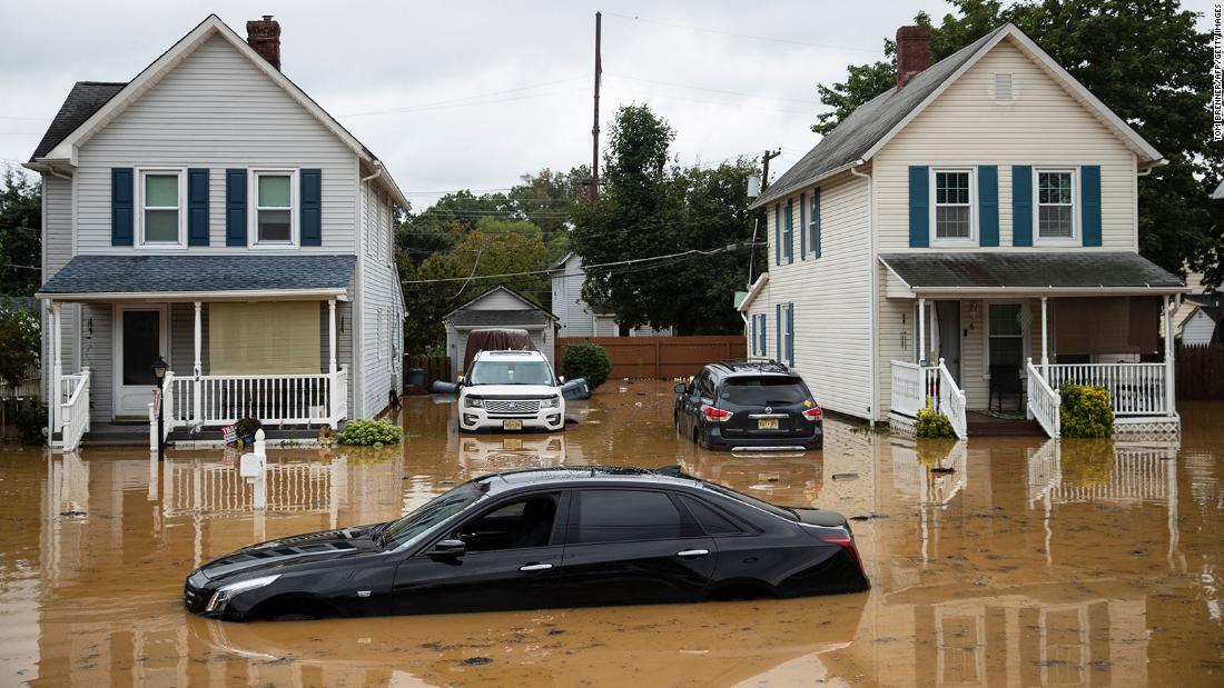 A submerged Cadillac sedan is seen on a residential street following a flash flood brought on by Tropical Storm Henri in Helmetta, 新泽西州.