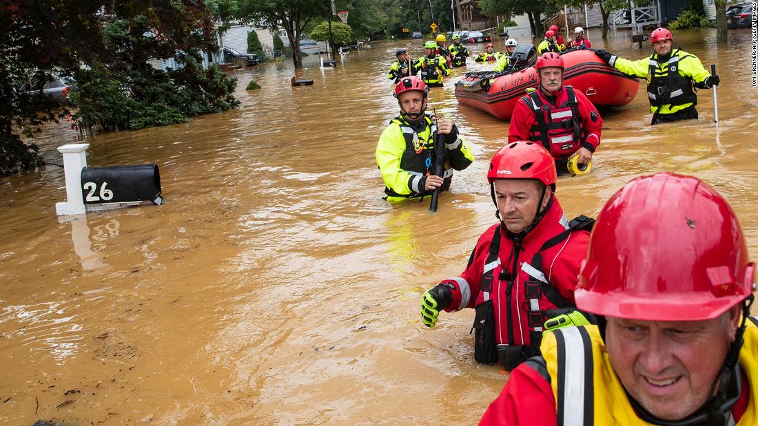 Members of the New Market Volunteer Fire Company perform a secondary search during an evacuation effort following a flash flood in Helmetta, 新泽西州, during Tropical Storm Henri on August 22.