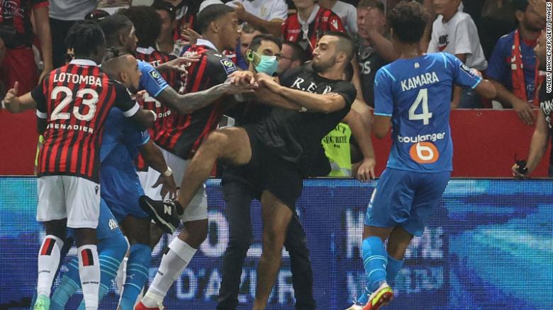 Agradable vs. Marsella: Abandonado partido de la liga francesa tras la invasión de los aficionados al campo y el choque con los jugadores